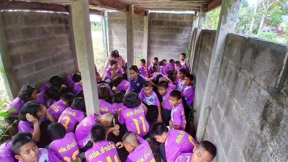 504338236_699897915994356_4268637225764529044_n ตชด. สุรินทร์ นำ 4 โรงเรียนแนวชายแดน ซ้อมแผนเผชิญเหตุ อพยพนักเรียนลงหลุมหลบภัย รับมือสถานการณ์ฉุกเฉิน
