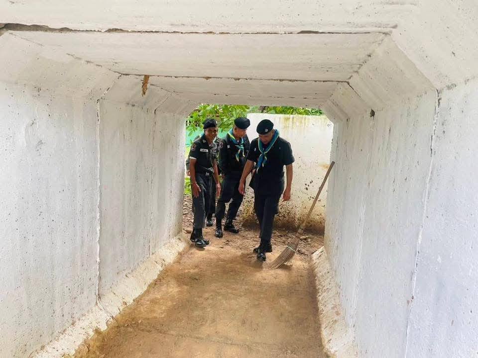 504923132_699898555994292_2587837303395256362_n ตชด. สุรินทร์ นำ 4 โรงเรียนแนวชายแดน ซ้อมแผนเผชิญเหตุ อพยพนักเรียนลงหลุมหลบภัย รับมือสถานการณ์ฉุกเฉิน