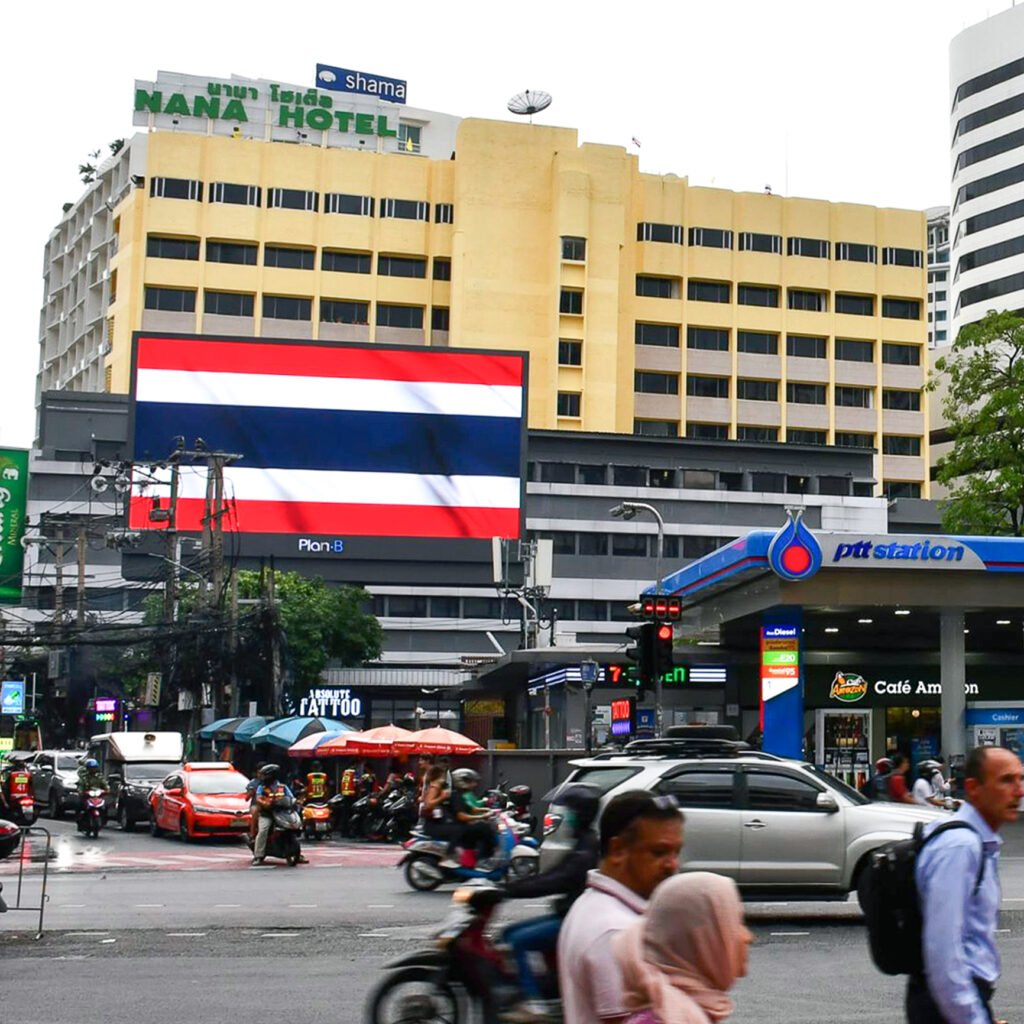 515436466_1153588456815822_5318946407546326047_n-1024x1024 ธงชาติไทยปลิวไสวกลางไทม์สแควร์: เรื่องราวของ "ปรินทร์ โลจนะโกสินทร์" ผู้ใช้ป้ายโฆษณา 3 ล้านบาท ส่งสาร "ความจริงจากไทย" สู่โลก