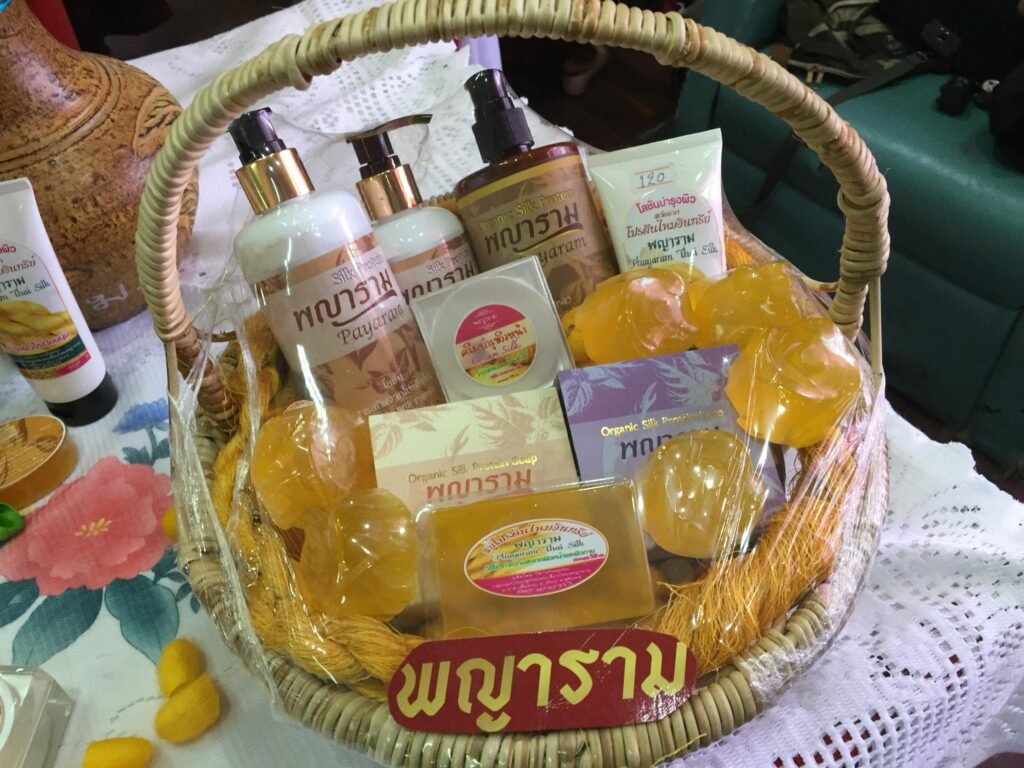 518975502_3886936934935802_4892414359624737002_n-1024x768 บ้านพญาราม ผ้าไหมงามเมืองสุรินทร์: แหล่งเรียนรู้วัฒนธรรมไหมครบวงจร