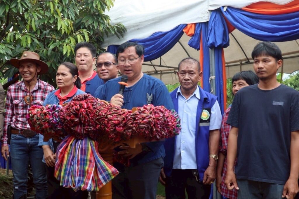 523782782_122143811384637325_5957006868652115736_n-1024x682 ผู้ว่าฯ สุรินทร์ เป็นประธานตัดทุเรียนเจ้าเมืองศรีณรงค์ ส่งเสริมอาชีพเกษตรกรและสร้างมูลค่าทางเศรษฐกิจ