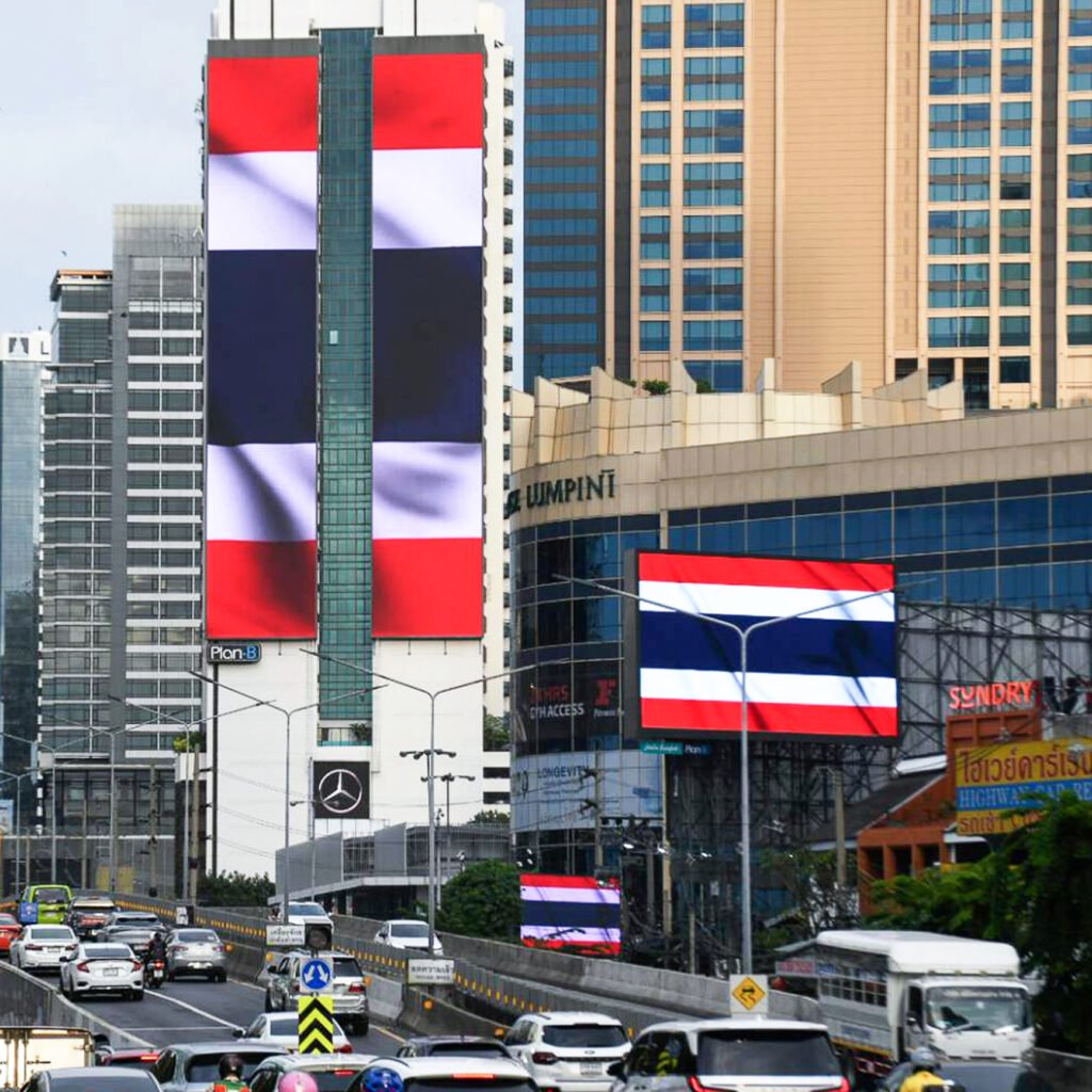 524702713_1153588406815827_998644815149299045_n-1024x1024 ธงชาติไทยปลิวไสวกลางไทม์สแควร์: เรื่องราวของ "ปรินทร์ โลจนะโกสินทร์" ผู้ใช้ป้ายโฆษณา 3 ล้านบาท ส่งสาร "ความจริงจากไทย" สู่โลก