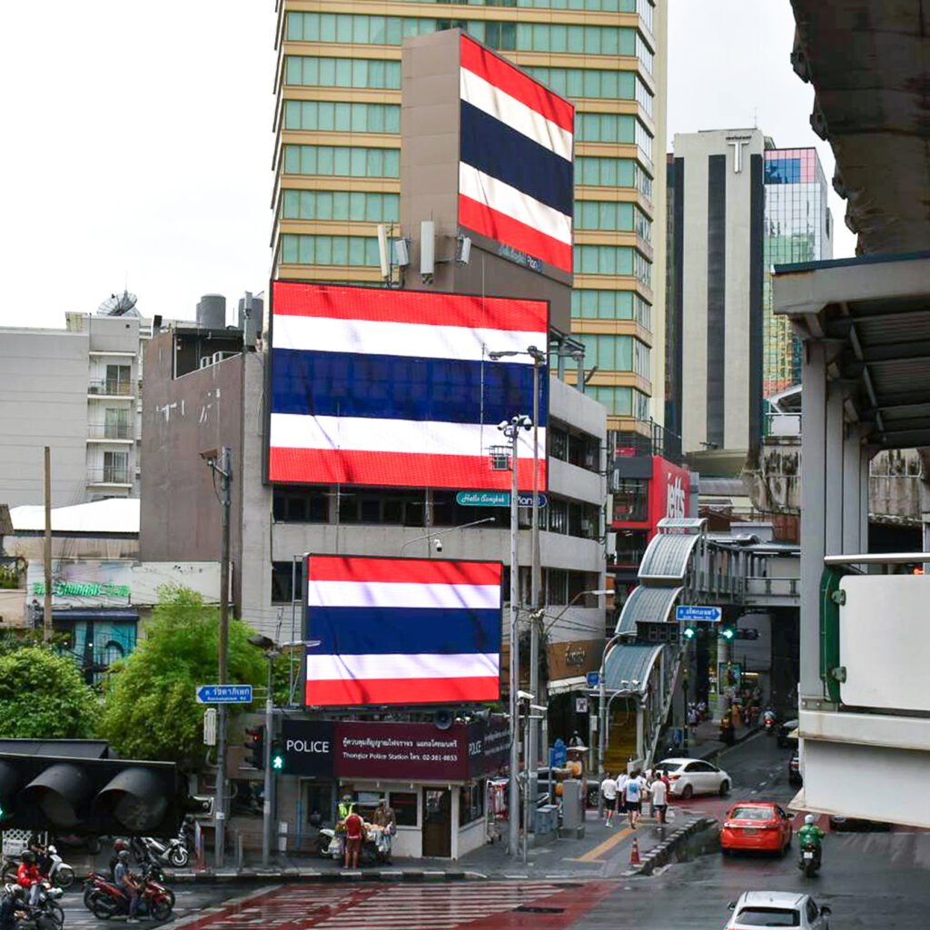 524856762_1153588393482495_1704527967224207115_n-1024x1024 ธงชาติไทยปลิวไสวกลางไทม์สแควร์: เรื่องราวของ "ปรินทร์ โลจนะโกสินทร์" ผู้ใช้ป้ายโฆษณา 3 ล้านบาท ส่งสาร "ความจริงจากไทย" สู่โลก