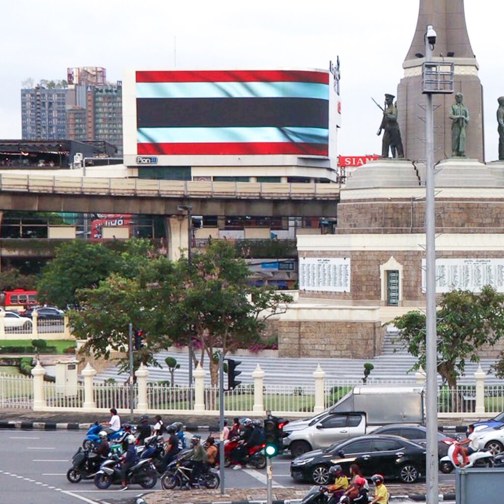524926798_1153588620149139_940330519868193639_n-1024x1024 ธงชาติไทยปลิวไสวกลางไทม์สแควร์: เรื่องราวของ "ปรินทร์ โลจนะโกสินทร์" ผู้ใช้ป้ายโฆษณา 3 ล้านบาท ส่งสาร "ความจริงจากไทย" สู่โลก