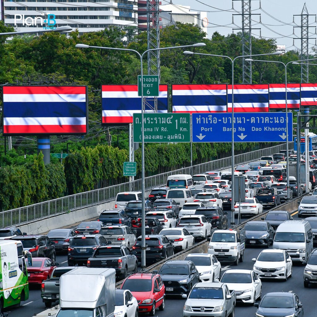 525259576_1153588493482485_8672911150055888999_n-1024x1024 ธงชาติไทยปลิวไสวกลางไทม์สแควร์: เรื่องราวของ "ปรินทร์ โลจนะโกสินทร์" ผู้ใช้ป้ายโฆษณา 3 ล้านบาท ส่งสาร "ความจริงจากไทย" สู่โลก