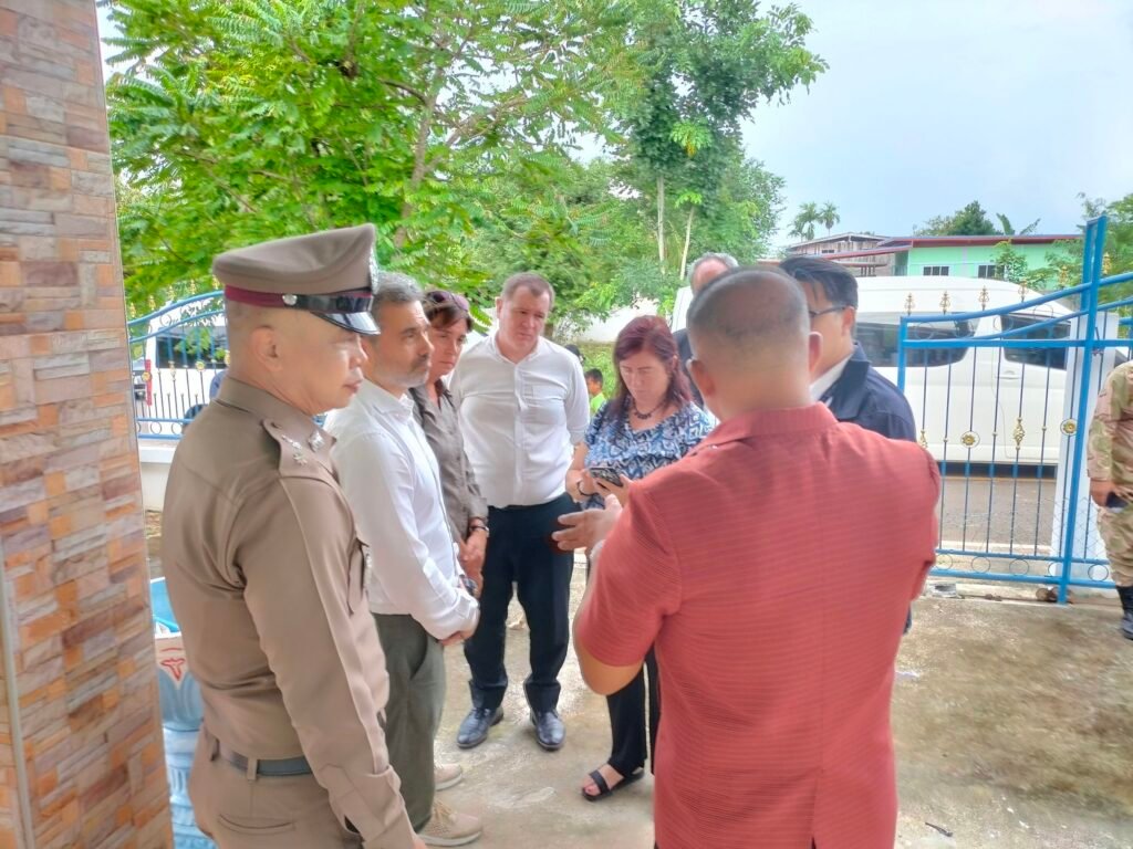 364059_0-1-1024x768 สุรินทร์-ดร.ลาลีวรรณ กาญจนจารี ผช.รมว.กระทรวงต่างประเทศ นำคณะผู้แทนทางการทูตของสหภาพยุโรป หรือ EU Delegation จำนวน 7 ราย ลงพื้นที่ รพ.พนมดงรักและบ้านเรือนชาวบ้าน ที่ถูกจรวด BM 21 ทหารกัมพูชายิงใส่