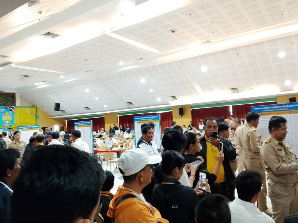 48002_0-1024x768 ประชาธิปัตย์สุรินทร์คึกคัก! ตบเท้าสมัครครบ 8 เขต ชูยุทธศาสตร์ "น้ำซึมบ่อทราย" มั่นใจกระแส "อภิสิทธิ์" ช่วยดันเข้าวิน