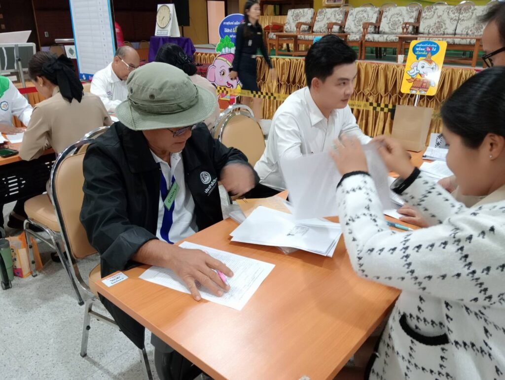 61700_0-1024x771 ประชาธิปัตย์สุรินทร์คึกคัก! ตบเท้าสมัครครบ 8 เขต ชูยุทธศาสตร์ "น้ำซึมบ่อทราย" มั่นใจกระแส "อภิสิทธิ์" ช่วยดันเข้าวิน