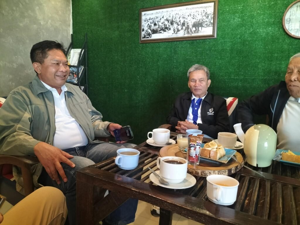 612311389_888232670525686_5367671724577593077_n-1024x768 "ดร.อัมพร พินะสา" แม่ทัพอีสาน ปชป. ลุยสุรินทร์! ปลุกพลัง "ครู-เครือข่าย" สู้ศึกเลือกตั้ง ชูโมเดล "การเมืองสุจริต" ไม่ใช้เงินซื้อ