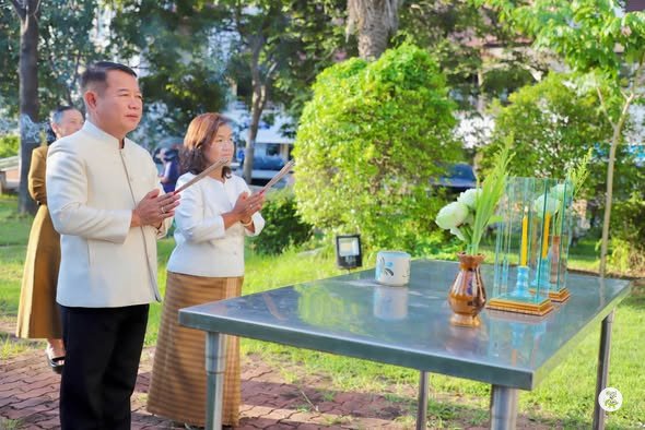 นายจำเริญ แหวนเพ็ชร ผู้ว่าราชการจังหวัดสุรินทร์ พร้อมนางชไมพร แหวนเพ็ชร นายกเหล่ากาชาดจังหวัดสุรินทร์ กราบลาสิ่งศักดิ์สิทธิ์คู่บ้านคู่เมือง