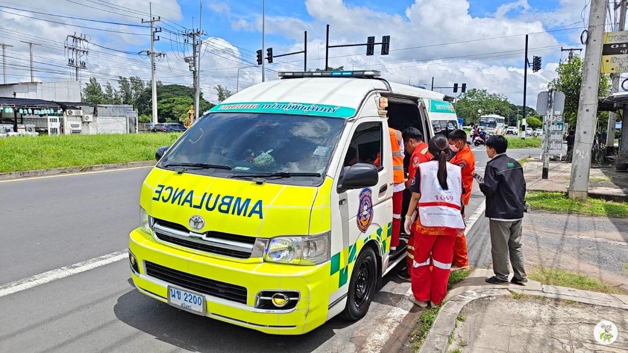 รถพยาบาลหน่วยกู้ภัยสุรินทร์ที่จุดเกิดเหตุแยกมหิธร