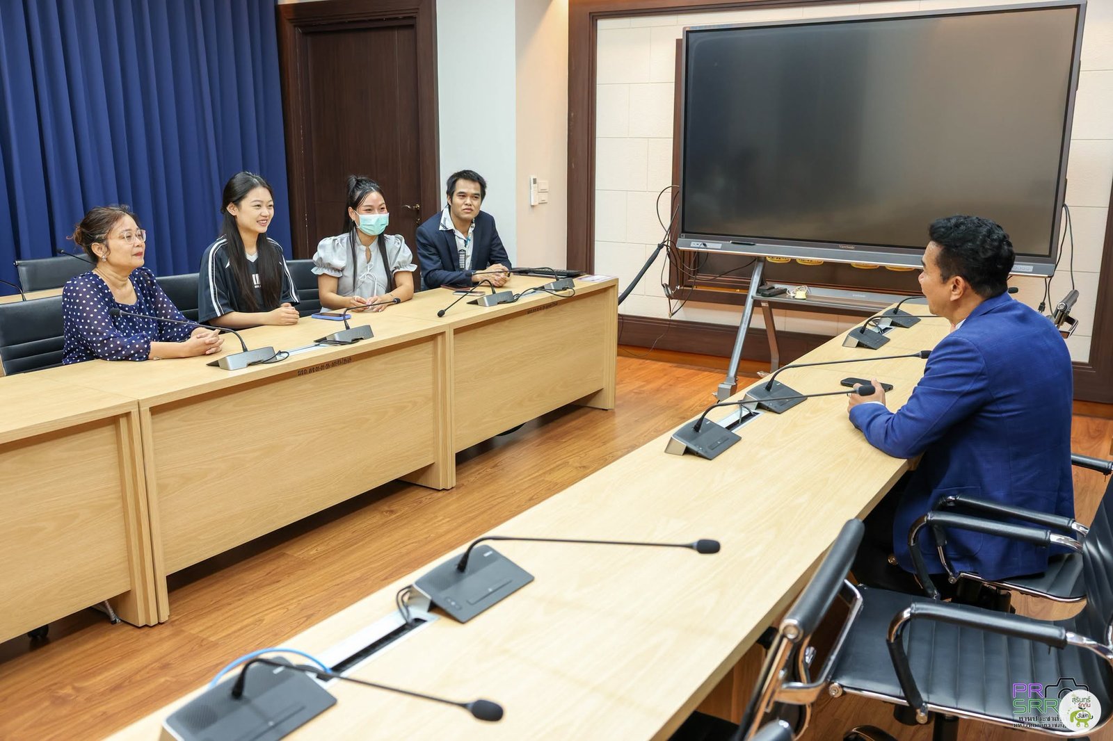 บรรยากาศการประชุมในห้องประชุมของมหาวิทยาลัยราชภัฏสุรินทร์