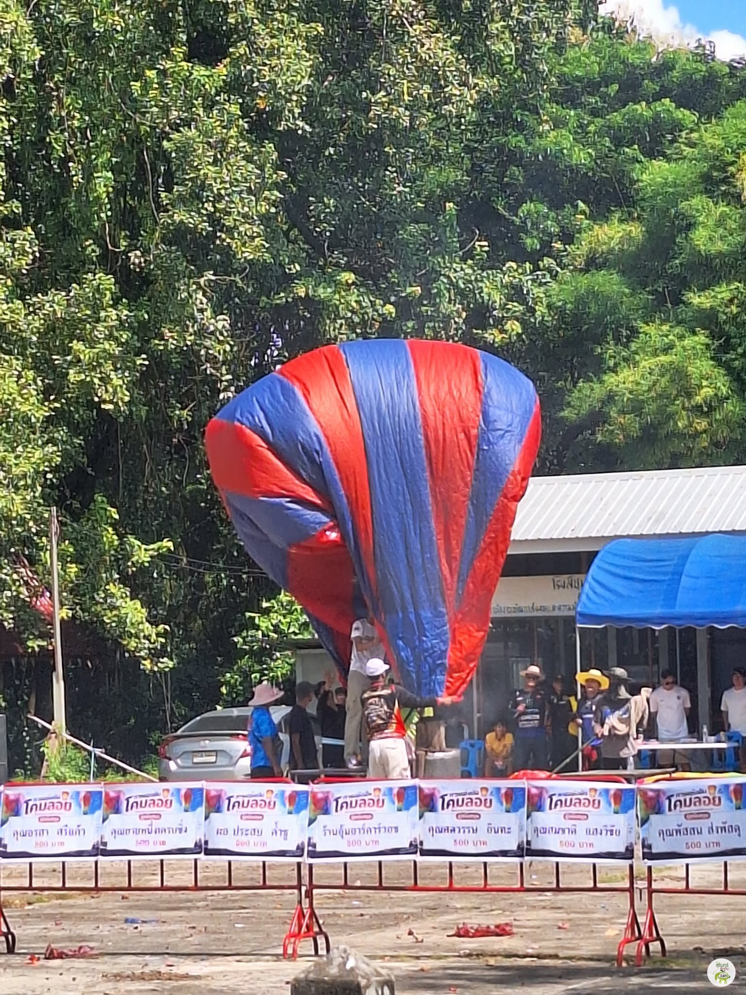 บรรยากาศงานโคมลอยบ้านสวาย ตำบลแตล