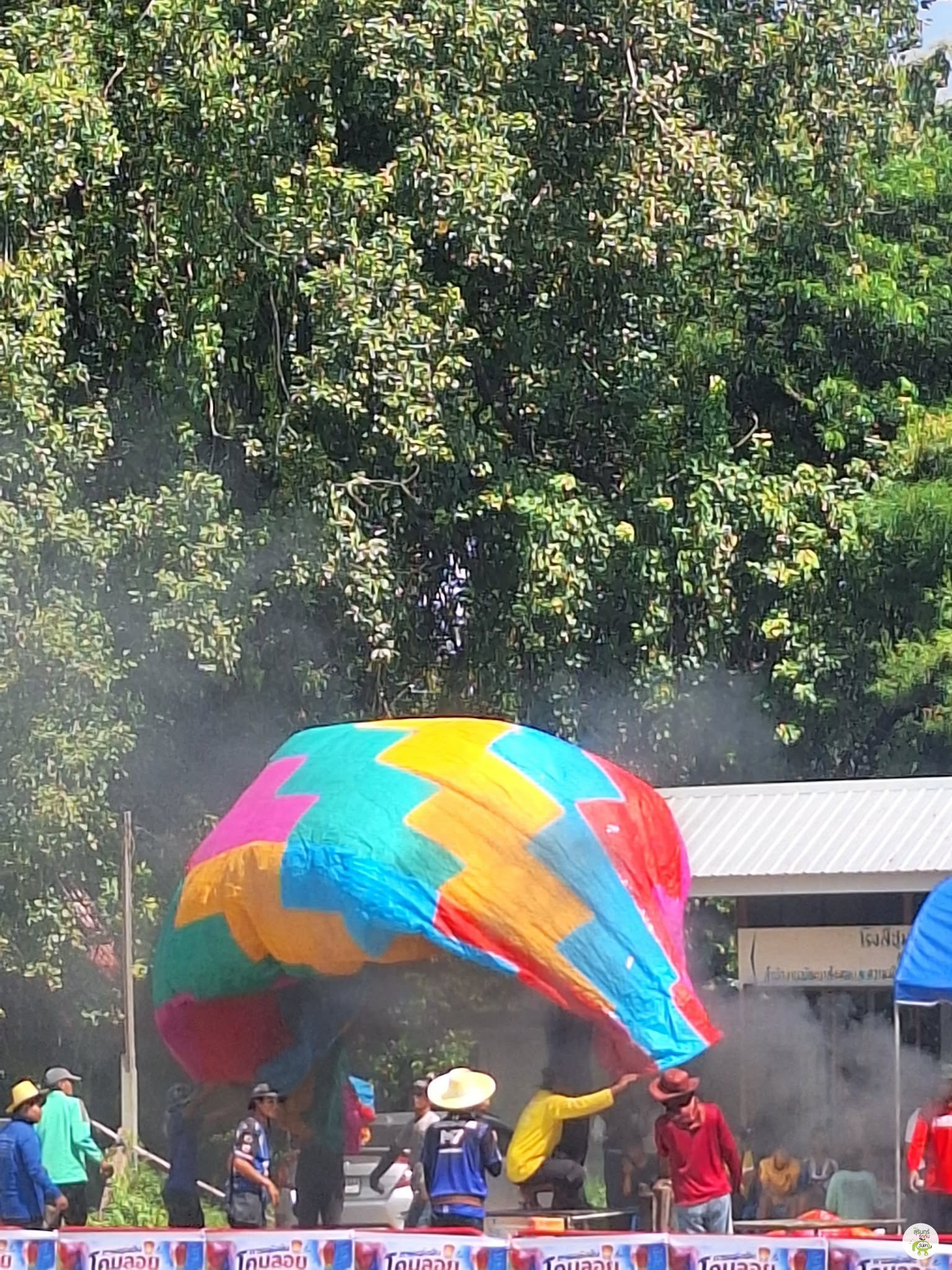 บรรยากาศงานโคมลอยบ้านสวาย ตำบลแตล
