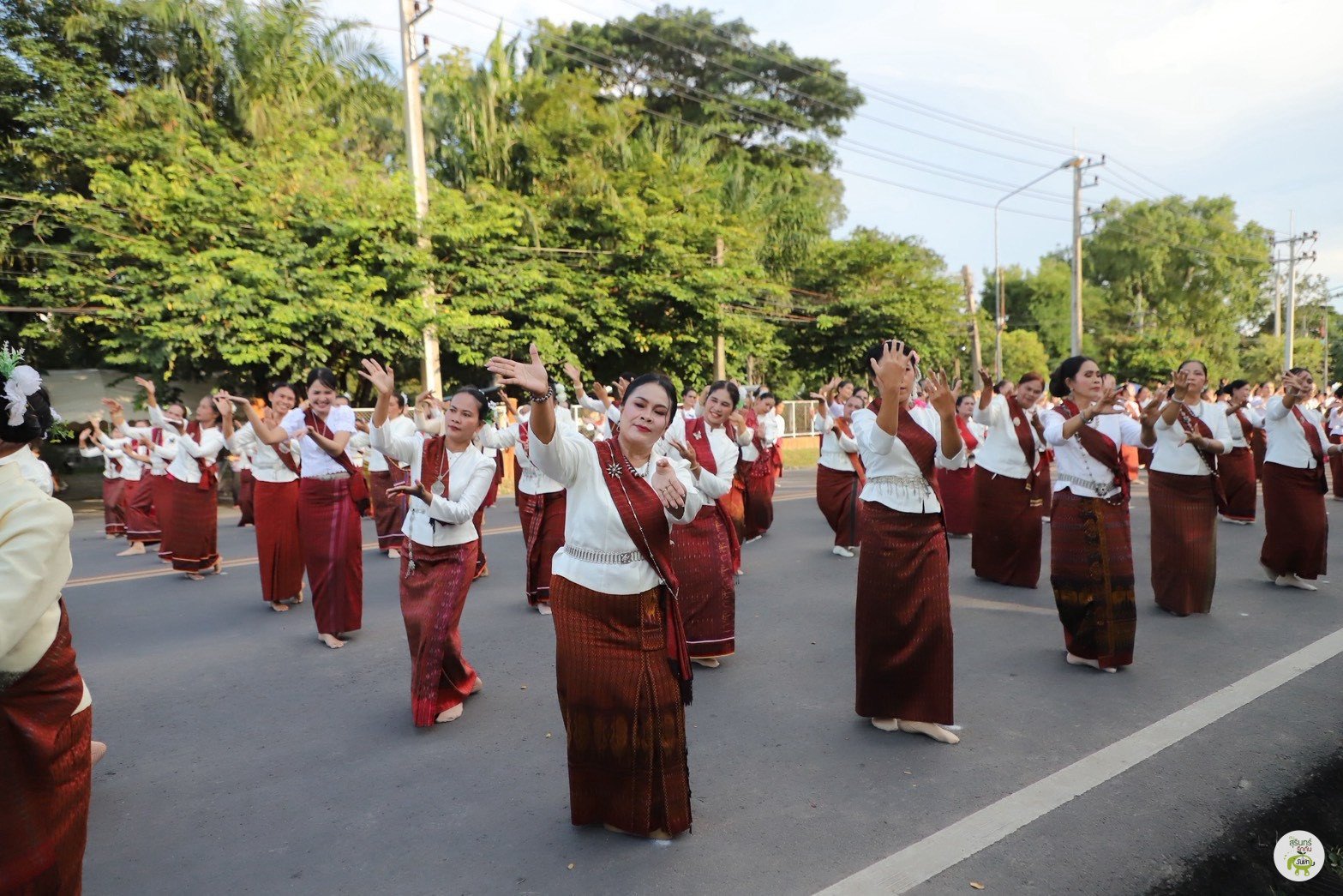 ขบวนนางรำในชุดพื้นเมือง งานประเพณีแซนโฎนตา บูชาบรรพบุรุษ อำเภอสังขะ ประจำปี 2569