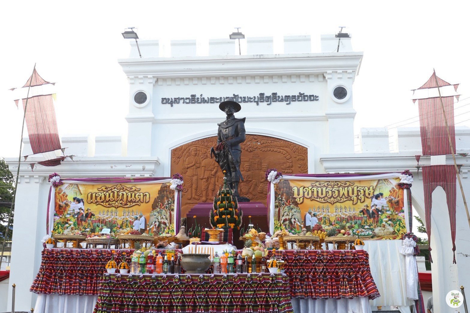 อนุสาวรีย์พระยาสังฆะบุรีศรีนครอัจจะ พร้อมเครื่องเซ่นไหว้ในงานแซนโฎนตา บูชาบรรพบุรุษ อำเภอสังขะ