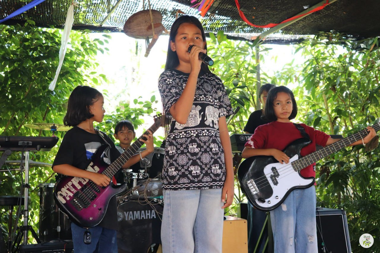 เด็ก ๆ ขึ้นเวทีร้องเพลงและเล่นดนตรีร่วมกันกลางลานเล่น บ้านบักจรัง