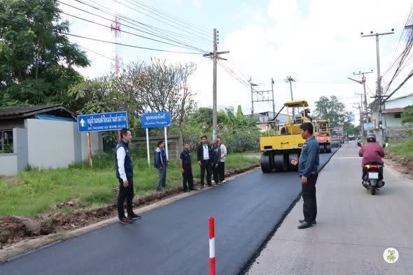 ถนนทุ่งโพธิ์หลังลาดยางแอสฟัลท์ติกคอนกรีต พร้อมรถบดถนนในพื้นที่