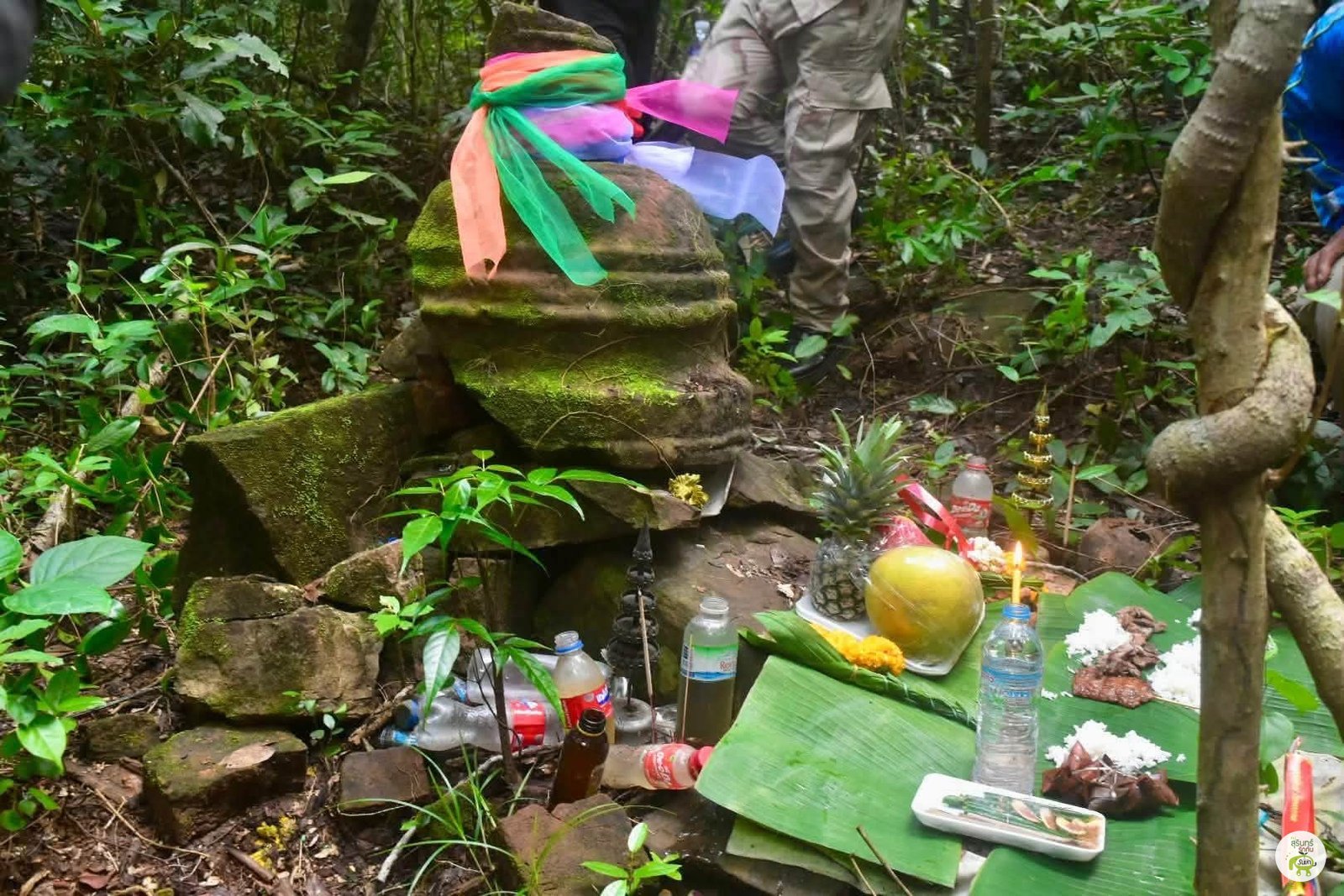 ชิ้นส่วนหิน ผ้าสี และสิ่งของที่วางอยู่ใกล้เคียง ตามสภาพที่ปรากฏในภาพต้นทาง