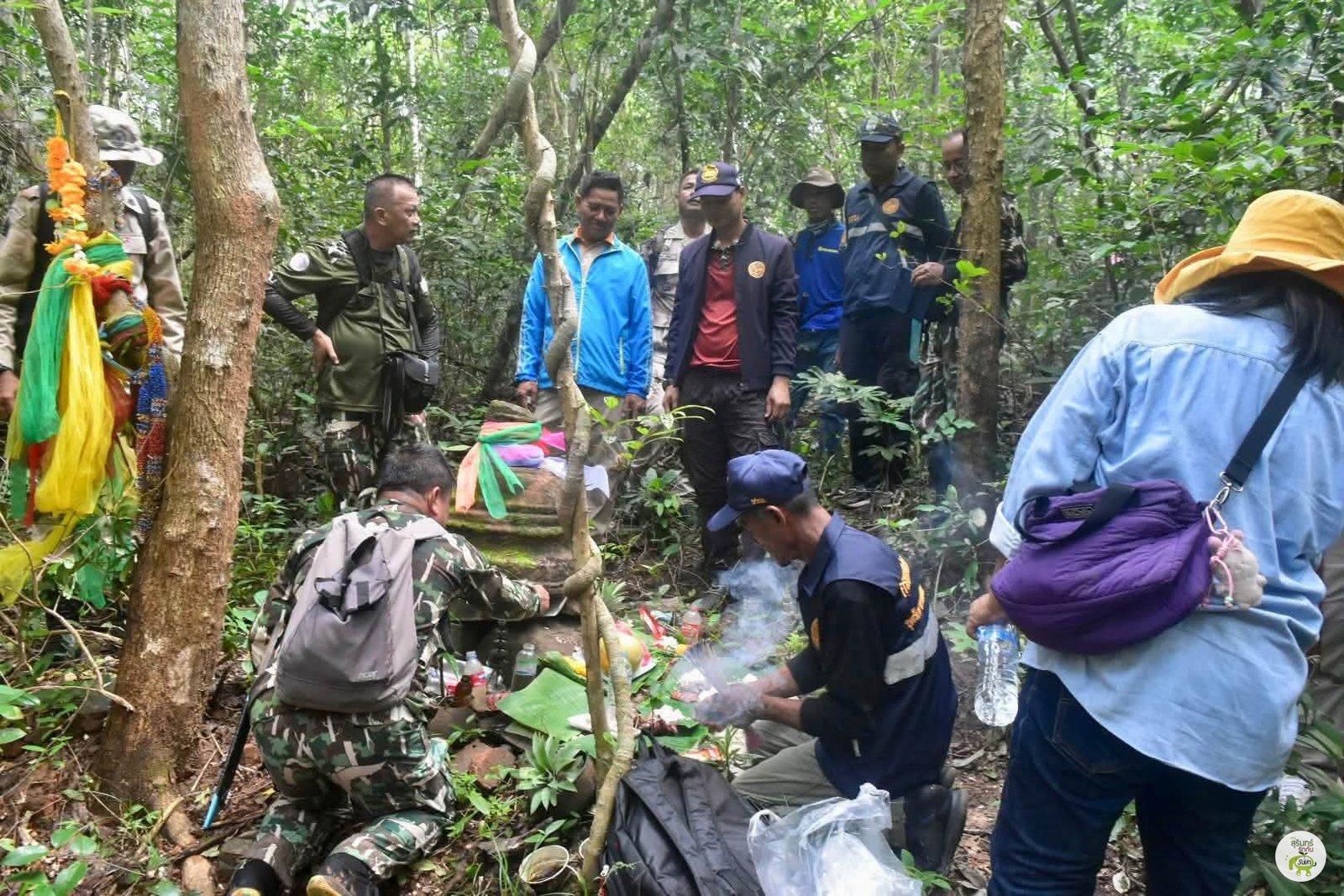 บรรยากาศกลุ่มผู้ร่วมกิจกรรมกลางป่า จากภาพที่แนบกับเรื่องเล่าปราสาทดินแดง