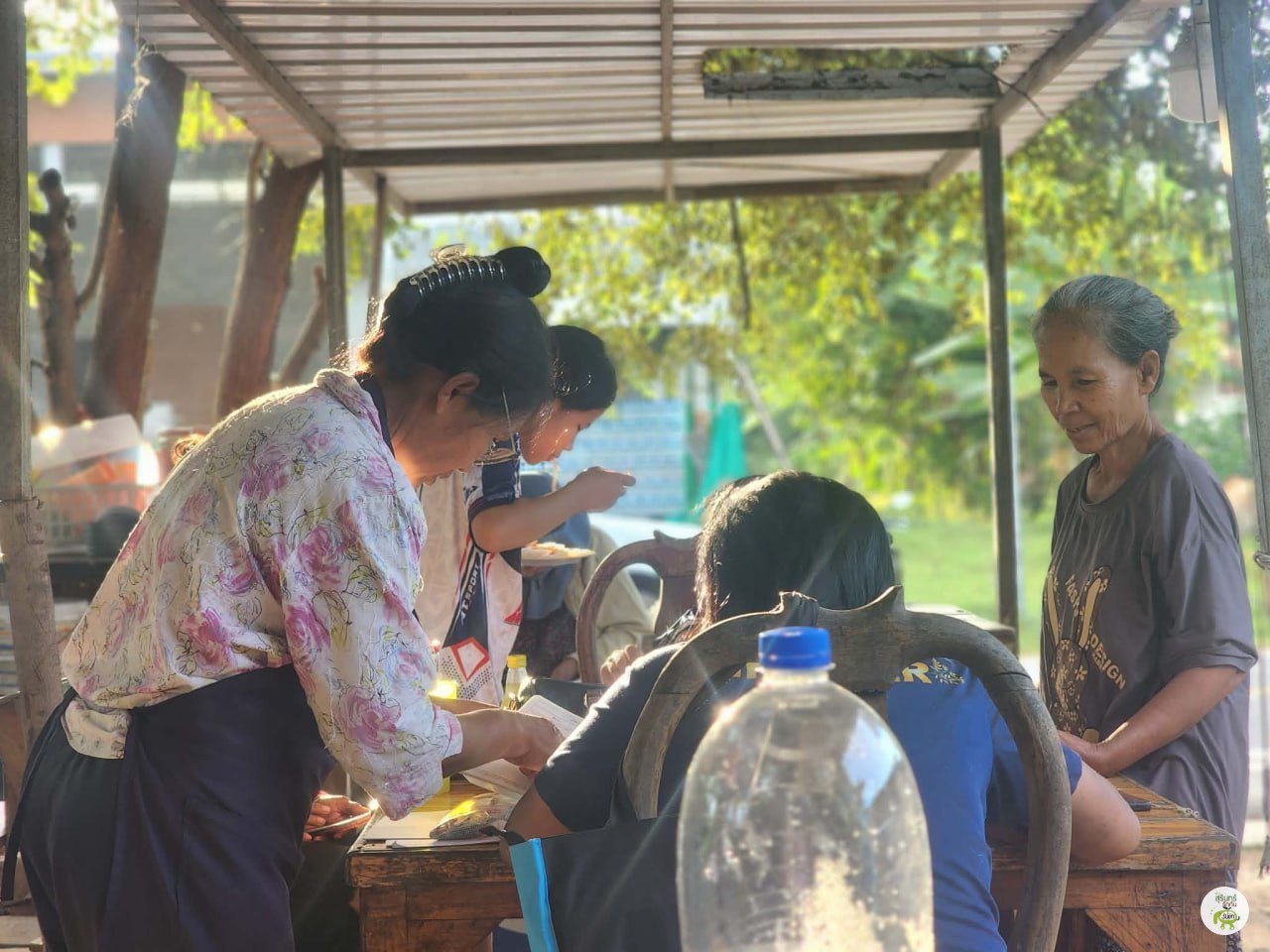 ผู้ช่วยผู้ใหญ่บ้านลงทะเบียนชาวบ้านที่ได้รับผลกระทบ