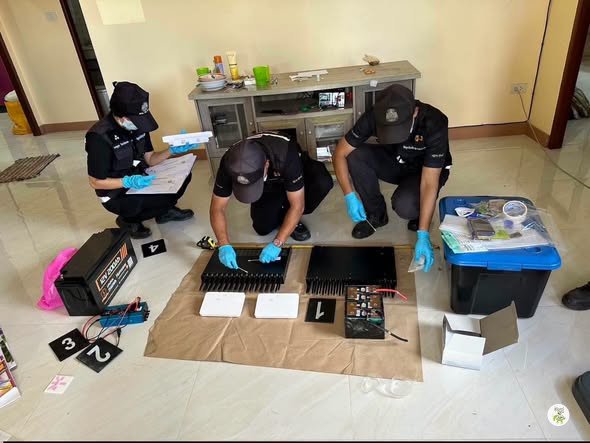 เจ้าหน้าที่ตรวจและบันทึกรายการอุปกรณ์ภายในบ้านพัก