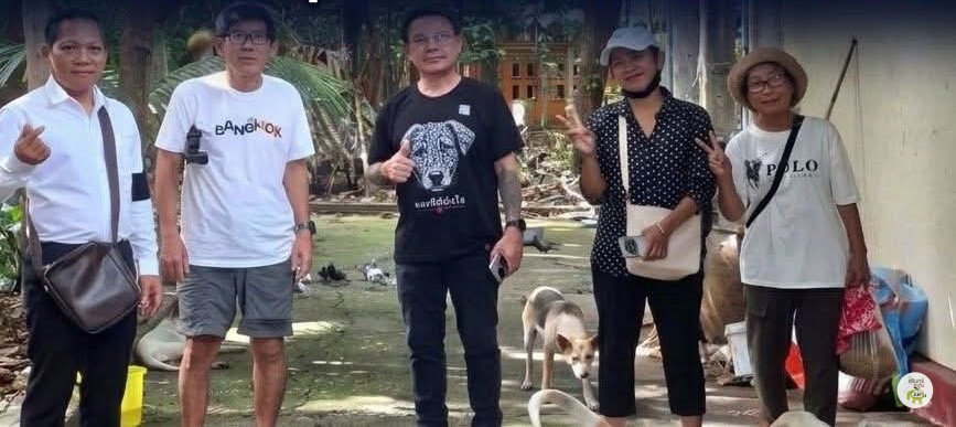 อาสาสมัครกับหมาที่วัดสง่างาม
